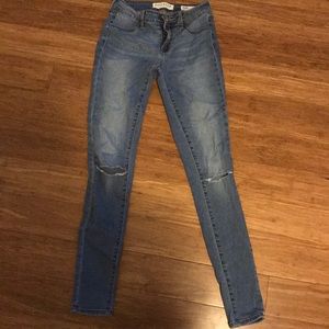 bullhead medium wash jeans with slits on the knees